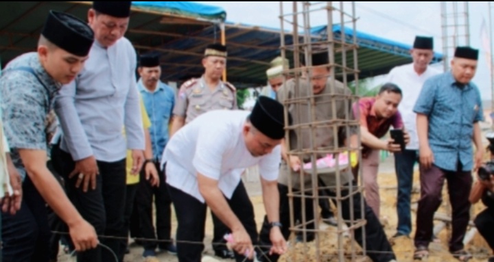 Bupati Labuhanbatu Serahkan Bantuan ke Masjid Arrahman