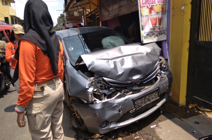 Lakalantas di Setu Cipayung, Tabrak Warteg dan Sruduk Mobil di Depannya