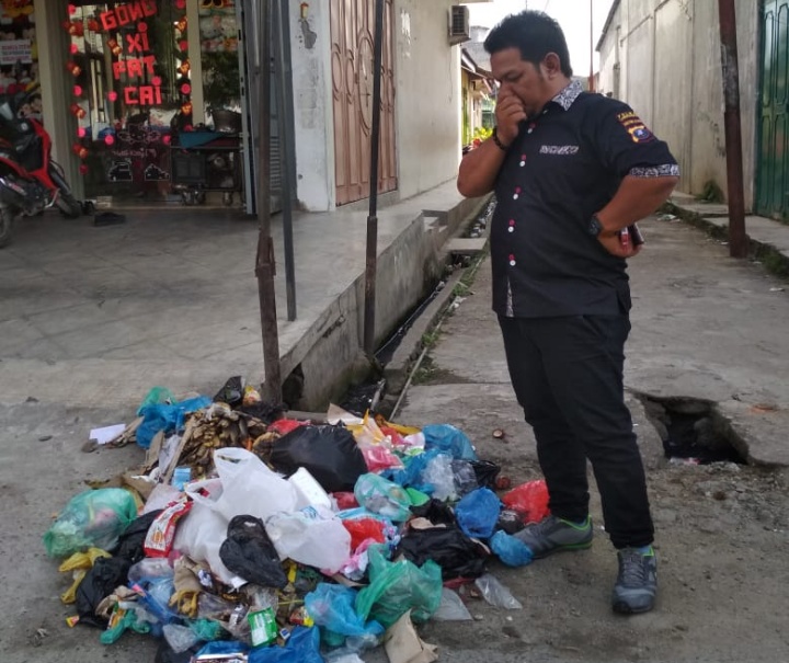 Tumpukan Sampah di Jalan Imam Bonjol Timbulkan Aroma Busuk dan Menggangu Kenyamanan Warga