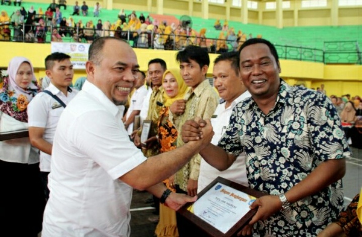 Tingkatkan Pendidikan, Bupati Labuhanbatu Dukung Beasiswa Siswa-Siswi Berprestasi