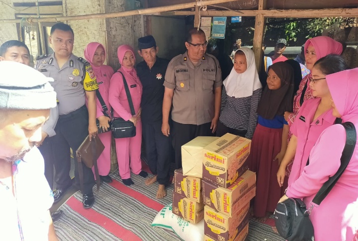 Jum’at Berkah Kapolsek Cibadak Bersama Bhayangkari, Berikan Bantuan Sembako Kepada 2 Anak Yatim Piatu