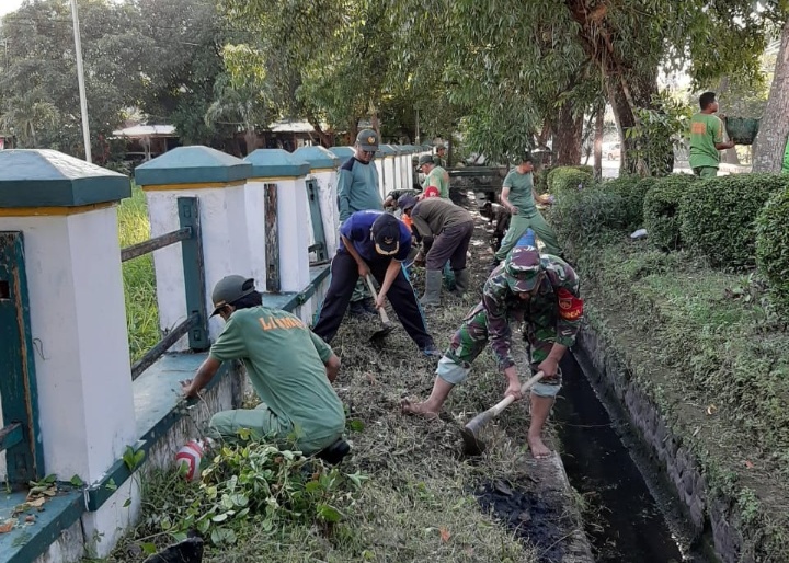 Babinsa Timuran Banjarsari Ajak Warga Kerja Bakti