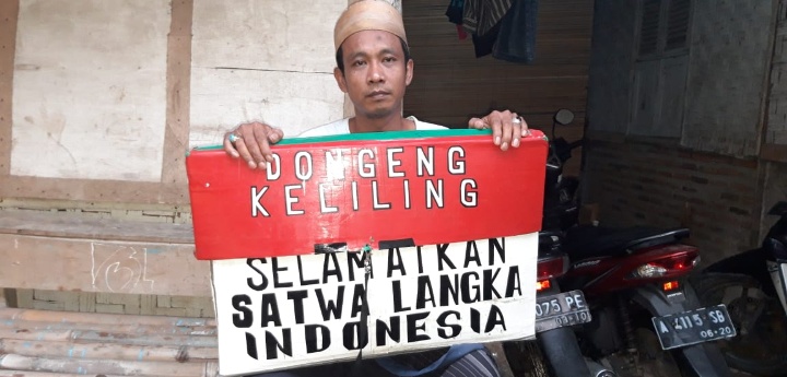 Sang Pendongeng Keliling Yang Menjadi Relawan