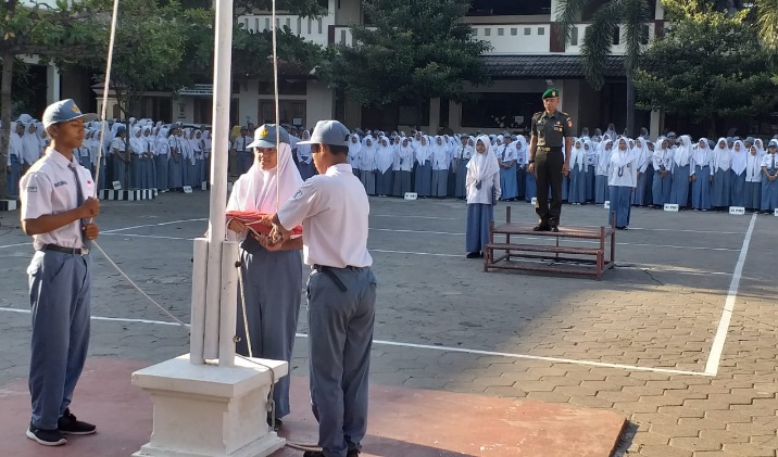 Kapten Inf Tri Sakti Kristiyoso Jadi Inspektur Upacara di SMKN 3 Surakarta