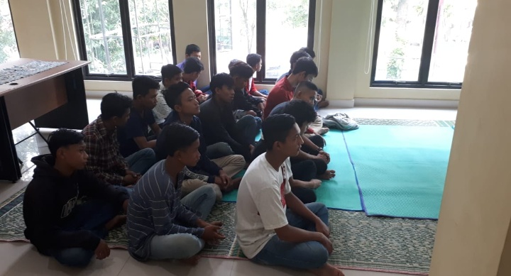 Sholat Ashar di Masjid , Kapolsek Sunggal Kompol Yasir Ahmadi SIK Bertemu Dengan “Geng Motor”