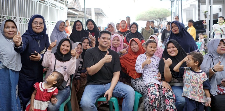 Kunjungan Ke Medan Denai Bobby Sang Mantu Presiden RI Duduk Bersama Warga di Warung