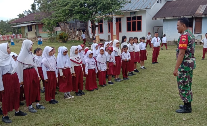 Babinsa Koramil 04/SDH Latih PBB Kepada Siswa SD