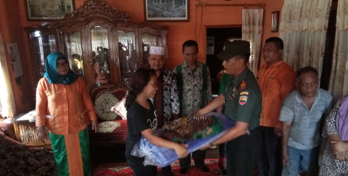 Danramil 01/Batangtoru Bersama Muspika Marancar Dampingi Dinas Sosial Tapsel Serahkan Bantuan Kemanusiaan Korb