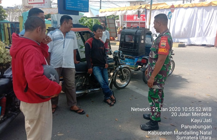 Sapa Abang Becak, Babinsa Koramil 13/Panyabungan Sampaikan Himbauan Tertib Lalu Lintas