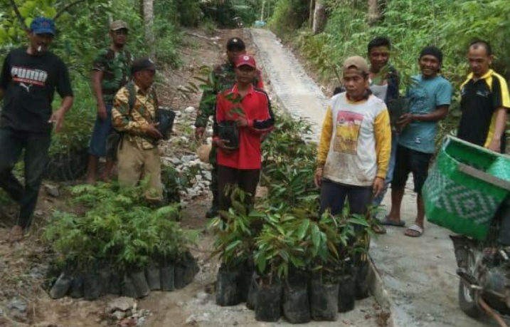 Babinsa Koramil 14/Kotanopan Bersama Sekdes Soposorik Bagikan Bibit Durian dan Petai Kepada Warga