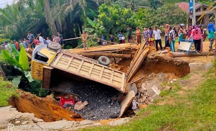 Pemkab Labusel Tutup Mata, Jalan Utama Desa Ulumahuam Telan Korban