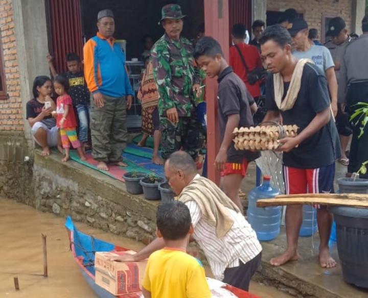 Bersama Muspika Ranto Baik, Babinsa Koramil 16/Batang Natal Bantu Salurkan Bantuan Korban Banjir