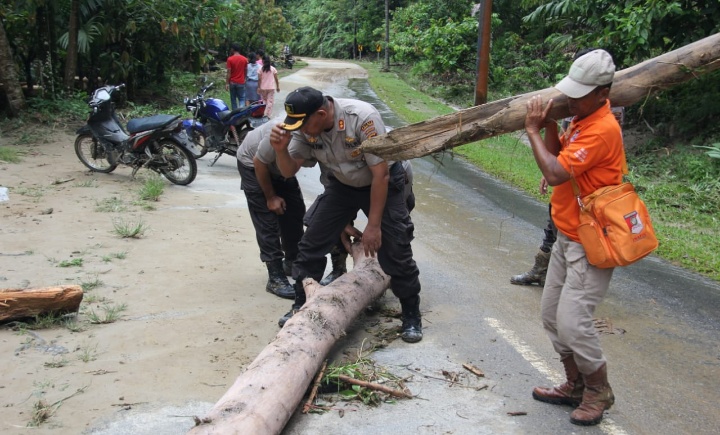 Respon Cepat , Polres Tapanuli Tengah Cepat dan Tanggap Berikan Bantuan Terhadap Korban Banjir