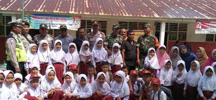 Pasca Banjir, Personel Koramil 17/Natal dan Polsek Natal Gerak Cepat Bersihkan Gedung Sekolah di Kecamatan Nat