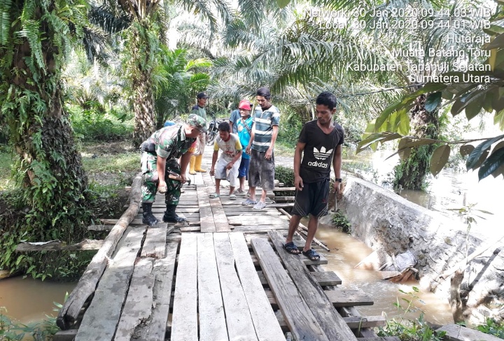 Jembatan Kayu Mulai Rusak, Babinsa Koramil 01/Batangtoru Bersama Warga Lakukan Perbaikan