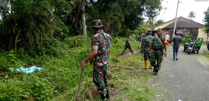 Jumat Bersih, Danramil 05/Padang Bolak Pimpin Gotongroyong Pembersihan Lingkungan