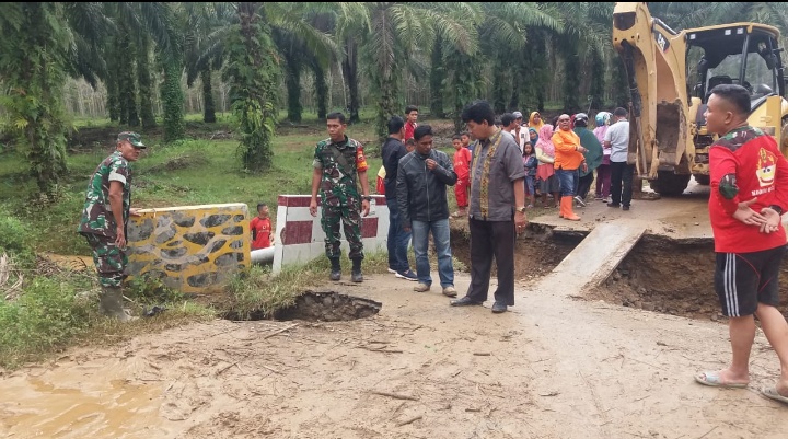 Danramil 02/Padangsidimpuan Kerahkan Babinsa Tangani Banjir Padangsidimpuan