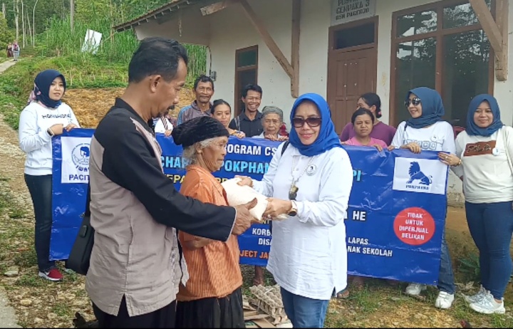 Peduli Sesama, DPC IWAPI Pacitan Saluran Bantuan ke Beberapa Tempat