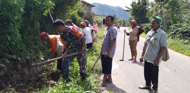 Babinsa Ajak Warga Binaan Bergotong Royong Membersihkan Lingkungan