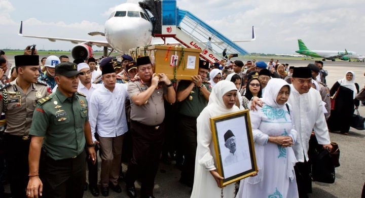 Tiba di Surabaya, Kapolda Jatim Memanggul Peti Jenazah Gus Solah