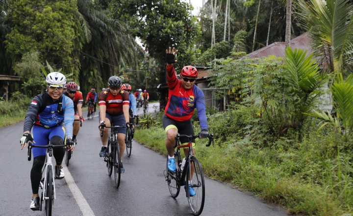 Kapolda Sumut Besama Wakapolda Sumut Bersepeda Bersama PJU Dari Binjai Ke Tanah Karo Bersama Pju