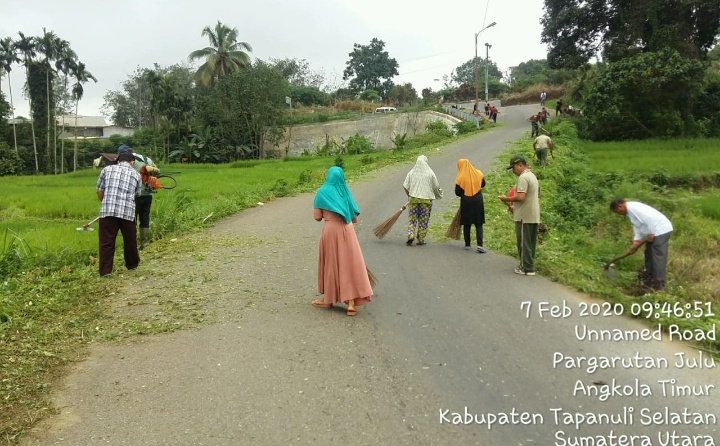 Koramil 18/Pargarutan Bersama Tiga Pilar dan Masyarakat Gelar Jumat Bersih dan Jumat Hijau