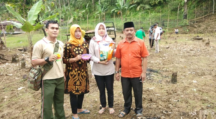 Babinsa Koramil 16/BN Bersama Kades dan PPL Tanam Jagung Hibrida