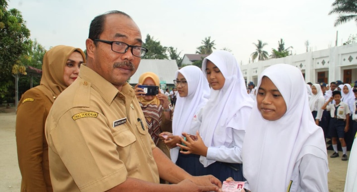 Pemkab Labuhanbatu Bersama Kadis Pendidikan Serahkan 196 KIA Kepada Siswa/siswi SMP Negeri 1 Rantau