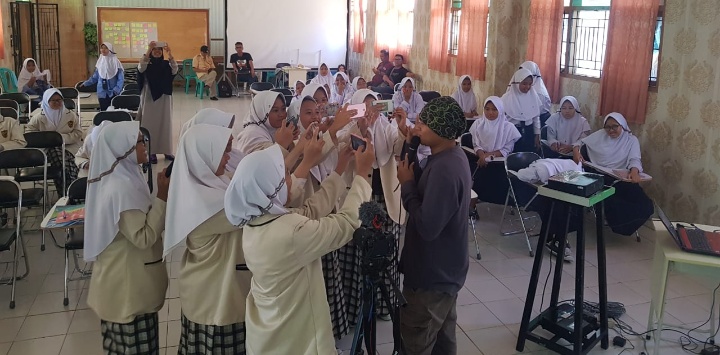 Seru ! IWO Indramayu Latih Pelajar Bikin Konten Vidio