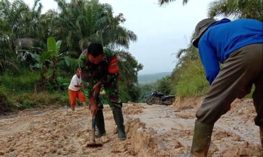 Bersama Warga, Babinsa Koramil 09/Sosa Perbaiki Jalan Desa