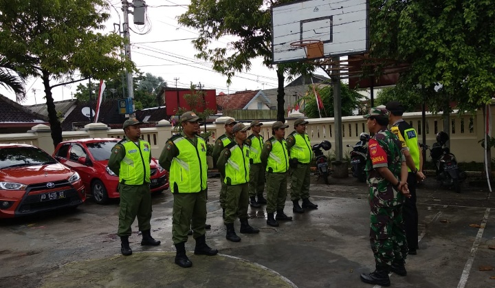 Untuk menumbuhkan Cinta tanah Air serta disiplin kerja Linmas Babinsa memberikan materi latihan PBB