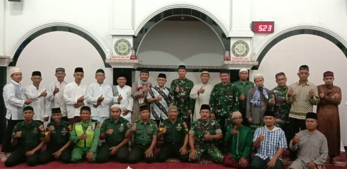 Komandan kodim 0735/Surakarta Sholat subuh berjamaah bersama Masyarakat