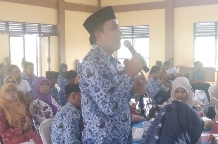 Pertanyakan Program PKH yang tak tepat Sasaran, Kades Kubang Sukamulya mendapat Aplaus dari Semua Hadirin di A