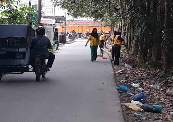 Tingkatkan Kenyamanan Lingkungan, Dinas Lingkungan Hidup Labuhanbatu Sisir Sampah di Jalan Perintis