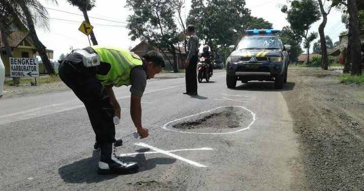 Menghindari Jalan Berlubang Pelajar Meninggal Dunia