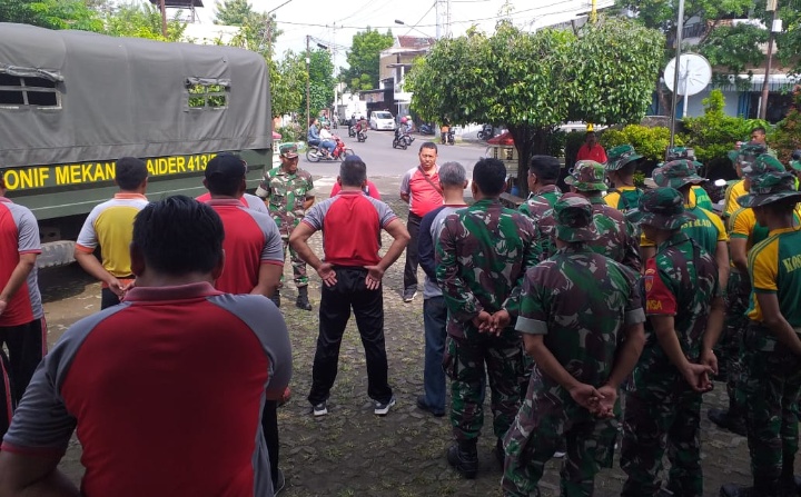 Danramil 04 Jebres Pimpin Kerja Bakti Bantu Perbaiki rumah warga