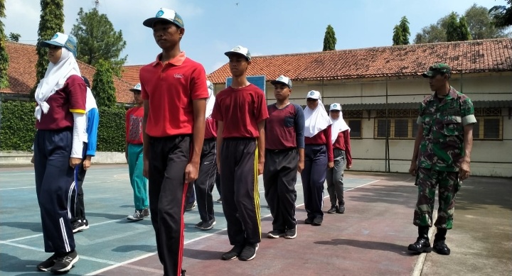 Tingkatkan kedisiplinan Siswa SMAN 6 Surakarta, Serka Nasirin Gembleng PBB