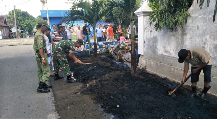 Babinsa Nusukan Budayakan Gotong Royong dengan Tanamkan Kerja Bakti