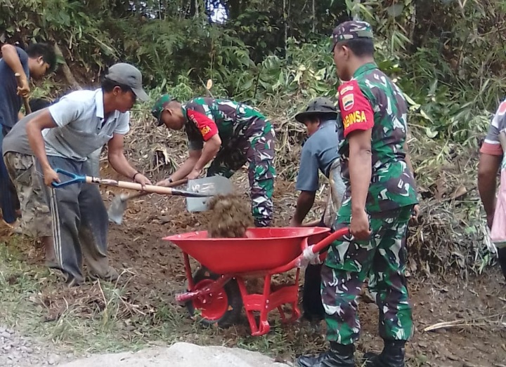 Bersama Masyarakat, Babinsa Koramil 04/SDH Gotong Royong Perbaiki Jalan