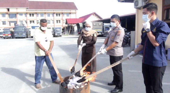 Polres Jayapura Musnahkan Ganja seberat 682 Gram dari 2 Pelaku Berbeda