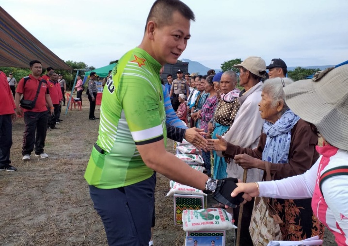 Wakapolda Sumut didampingi Bupati Samosir Berikan Bantuan Tali kasih Kepada Tiga Desa di Samosir