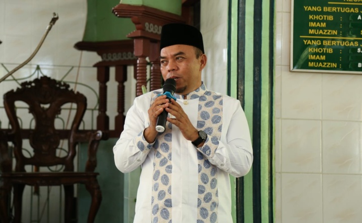 Bupati Labuhanbatu Kembali Berikan Hadiah Umrah Dua Putri Berbakat Asal Panai Hulu