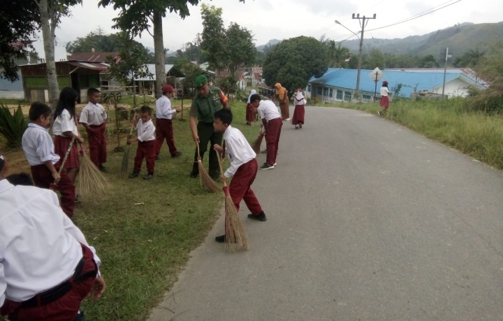 Babinsa Koramil 04/SDH AJak Murid SD Terapkan Budaya Bersih