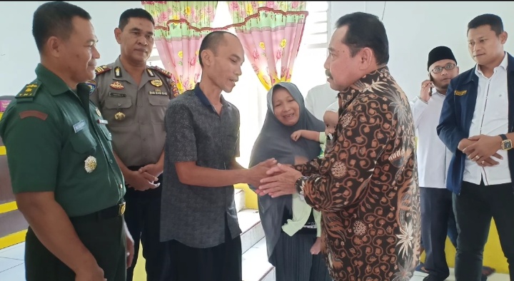 Sekdakab Labuhanbatu Lepas Keberangkatan Bayi Penderita Hidrocefalus