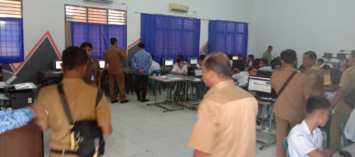 Bupati Labuhanbatu Tinjau Pelaksanaan UNBK Di SMK Pemda Rantauprapat