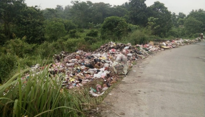 Tumpukan Sampah di Jalan Desa Pesangrahan jelas Mengabaikan Perda no 6 Tahun 2012 Tentang Pengelolaan Sampah