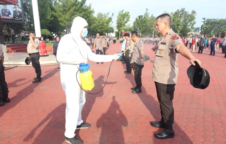 Mencegah Penyebaran Virus Corona, Personil Polda Sumut Di Cek Suhu Tubuh dan Semprot Disinfektan