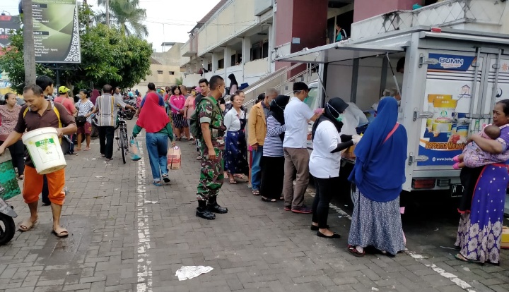 Babinsa Nusukan Dampingan Pasar murah dan Sosialisasi Corona( Covid 19)