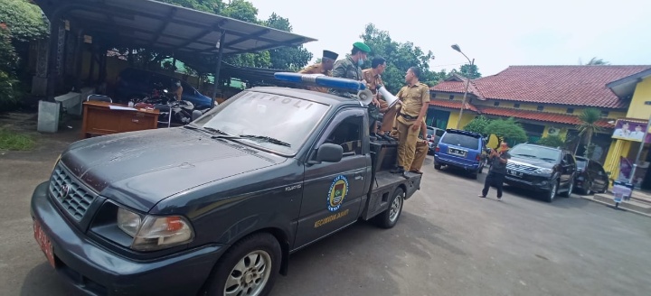 Gunakan Mobil Patroli, Camat Jayanti Keliling Desa Himbau Masyarakat Cegah Covid-19