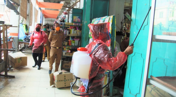 Antisipasi Penyebaran Covid -19, Disperindag Labuhanbatu Semprotkan Desinfektan Ke Pajak Gelugur